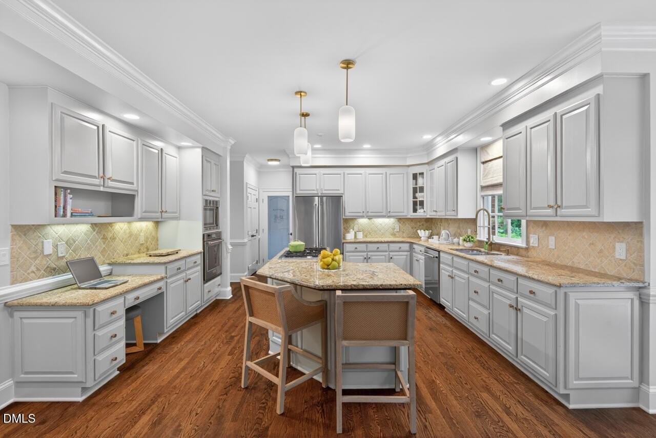 1202 Summerville Ln - Photo 4 of 43