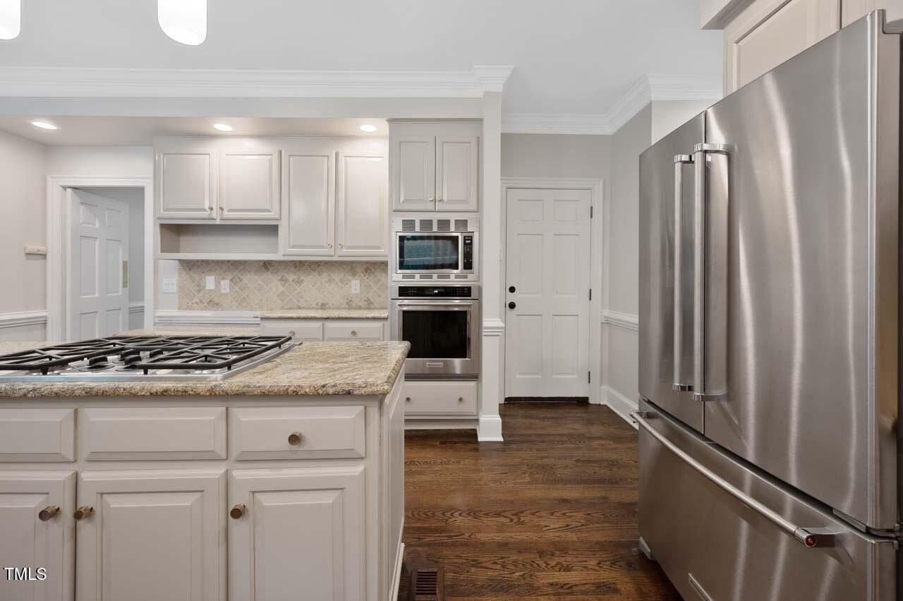 1202 Summerville Ln - Photo 5 of 43