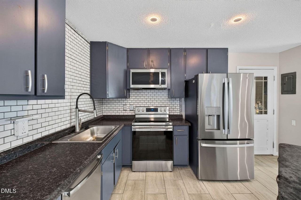 906 Vandora Ave - Photo 3 of 39