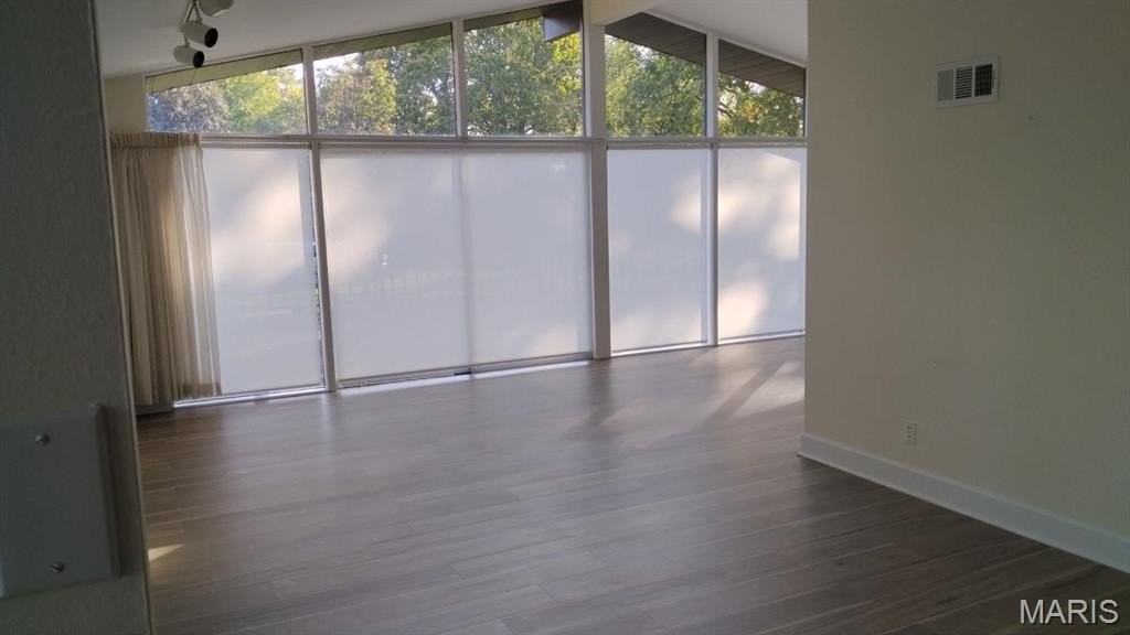 10621 Country View Dr - Photo 3 of 31