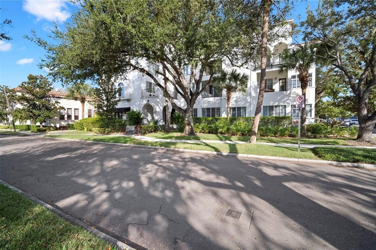 435 S Oregon Ave #305 - Photo 3 of 50