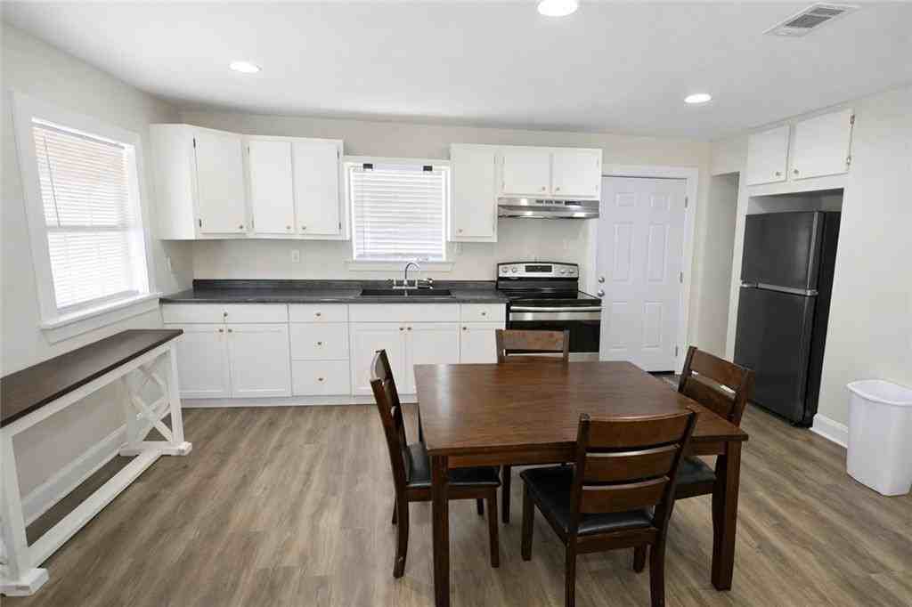 697 Martin Ln - Photo 4 of 12