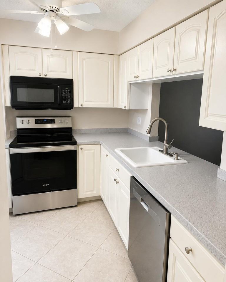 4086 Palm Forest Dr S - Photo 3 of 16
