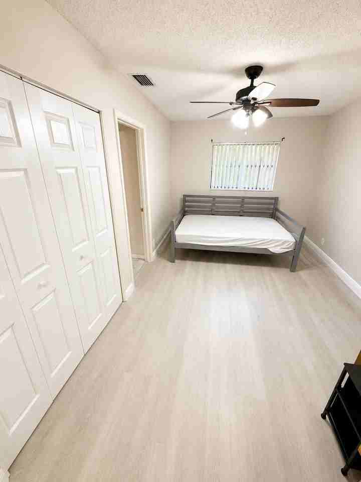 4086 Palm Forest Dr S - Photo 5 of 16