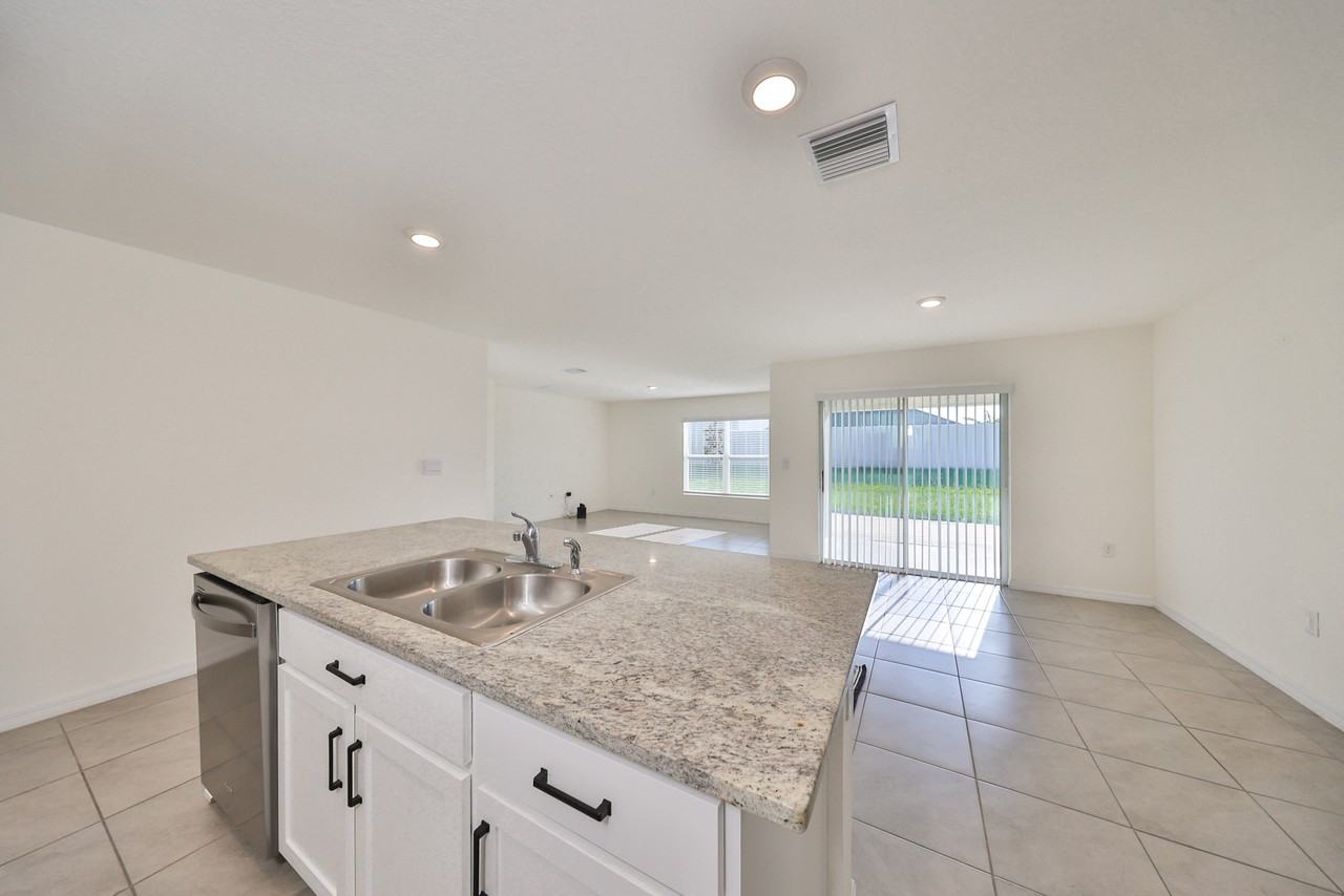 16782 Carlton Pond St - Photo 4 of 44
