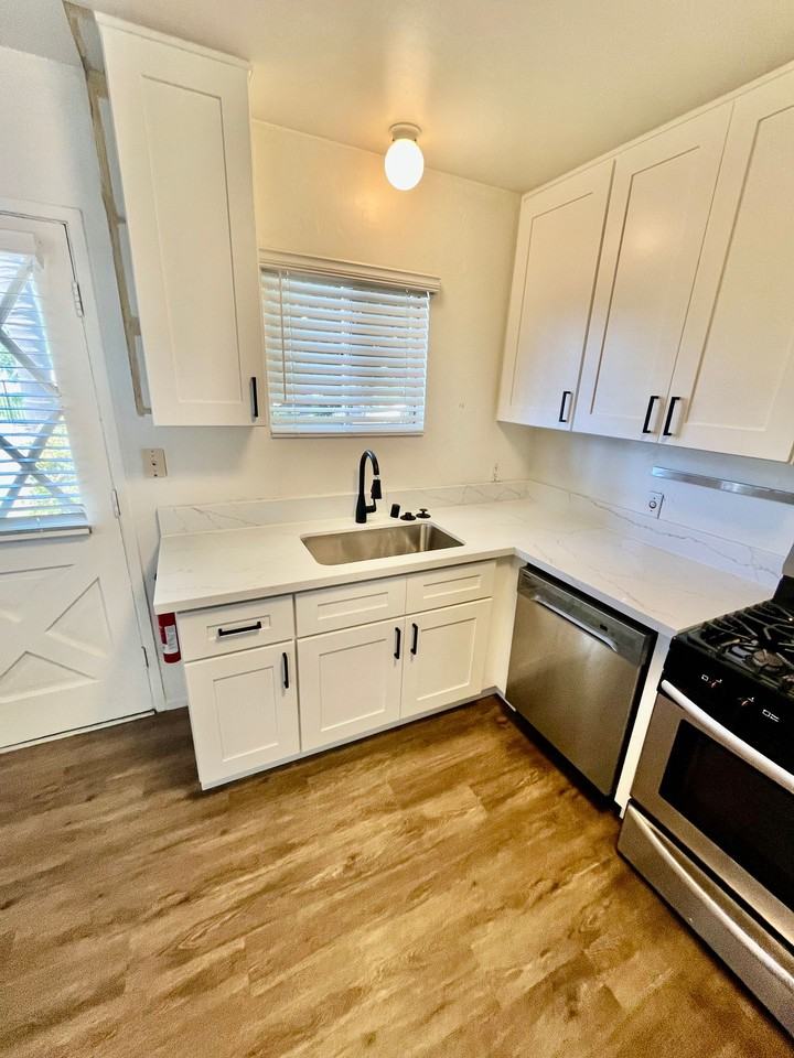 701 Nardo Rd - Photo 5 of 30
