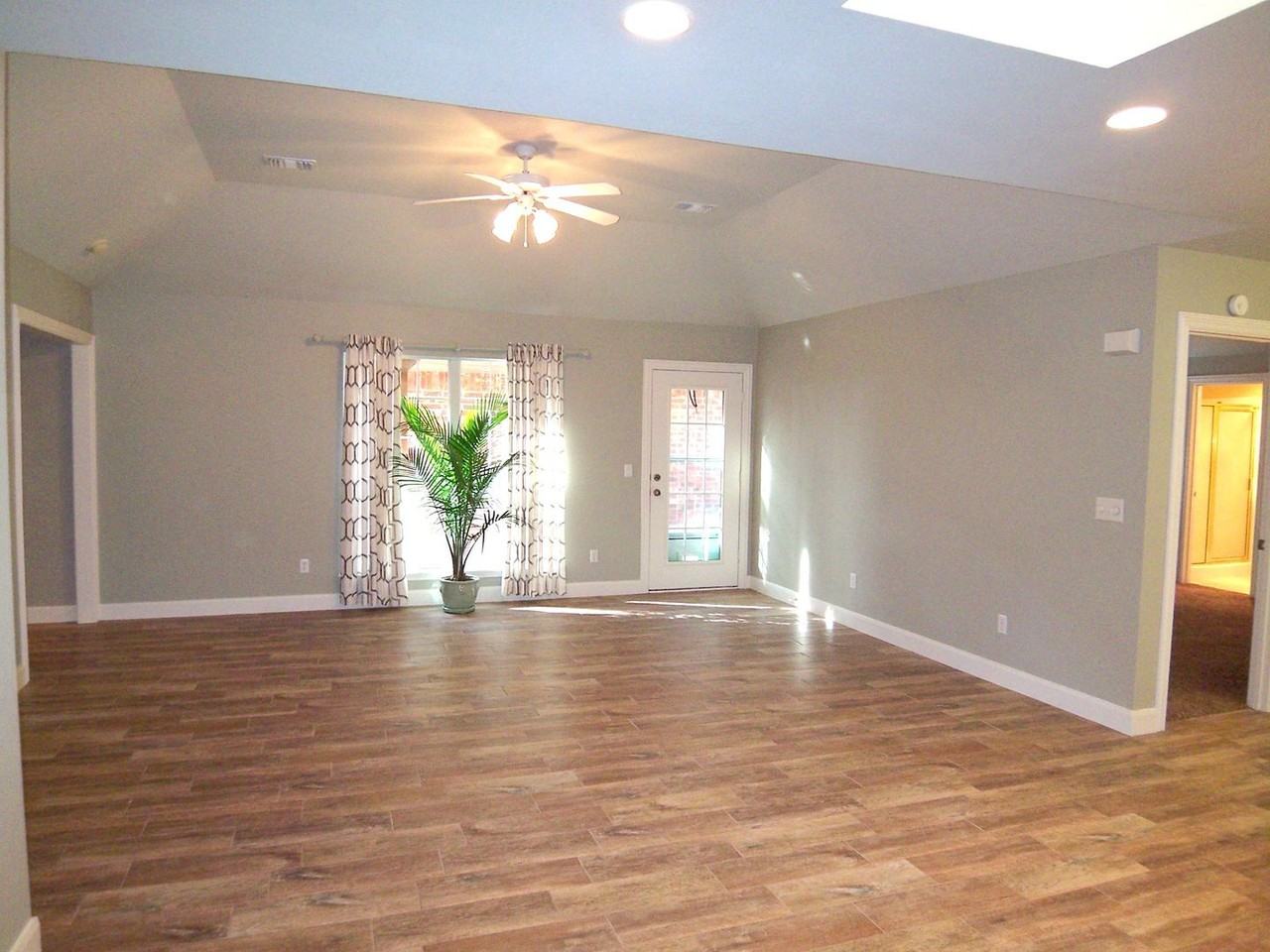 7010 Hansford Cir - Photo 2 of 5