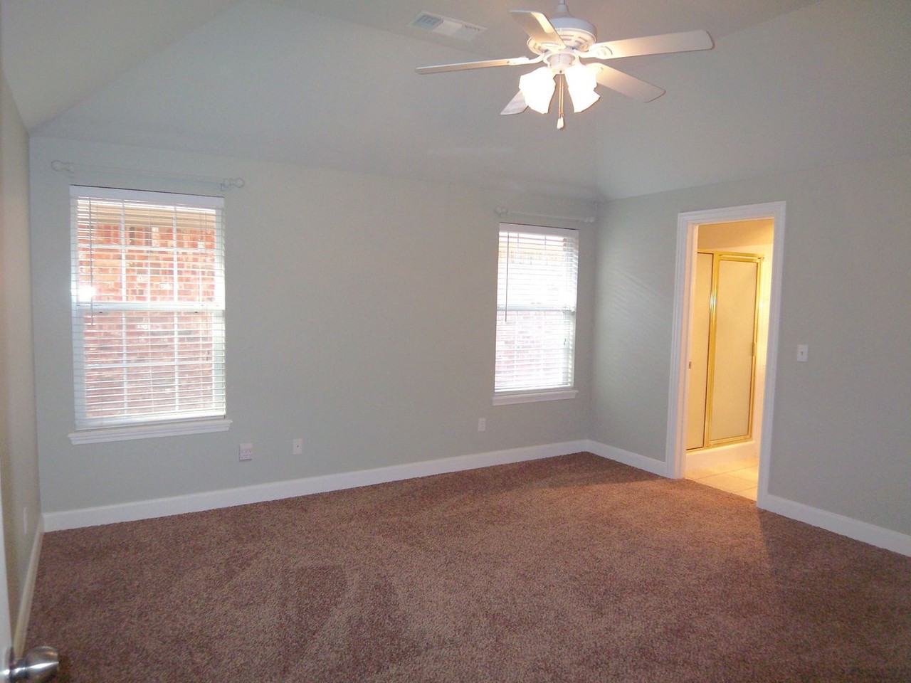 7010 Hansford Cir - Photo 3 of 5