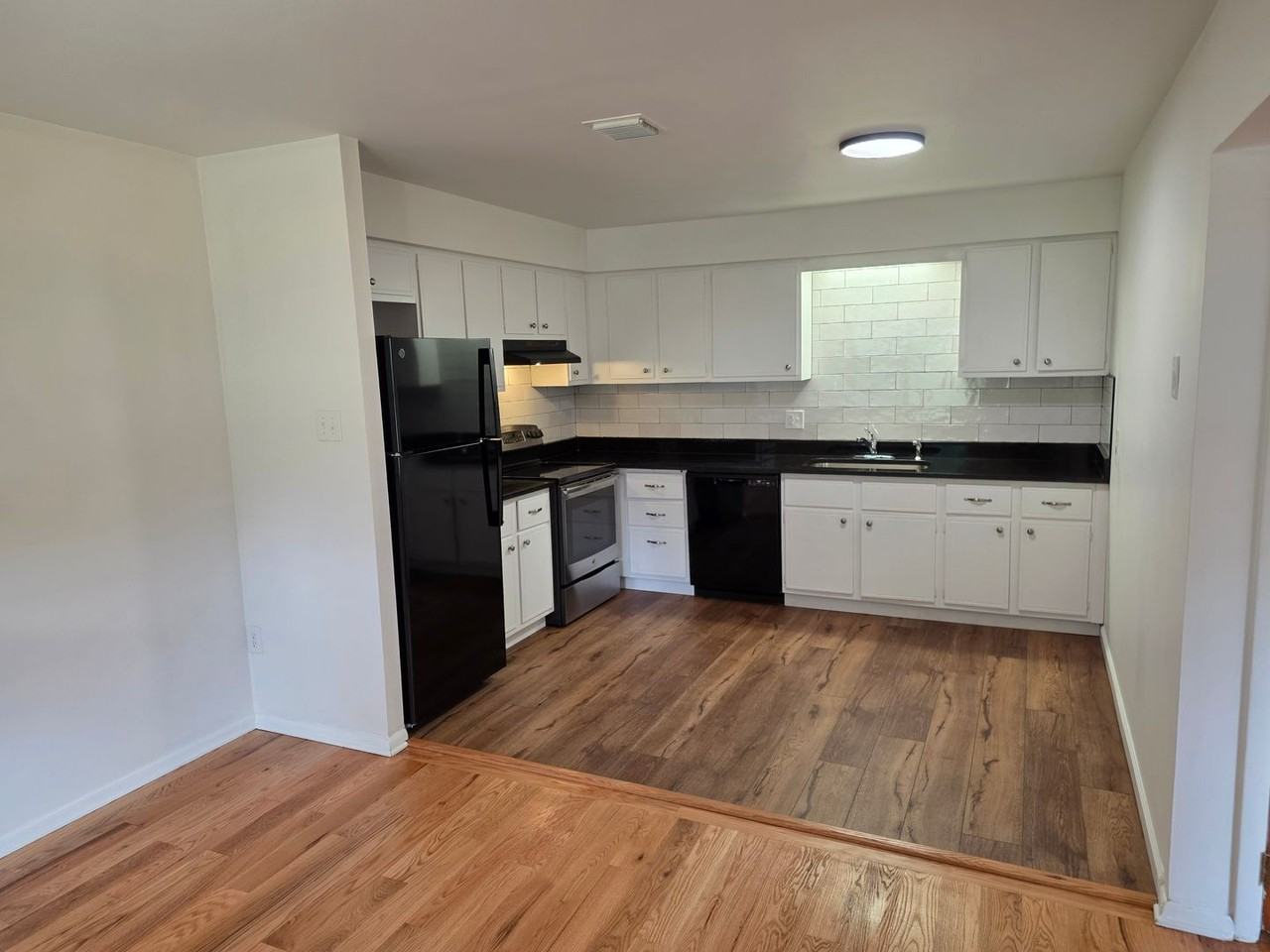 2811 W 28th St - Photo 4 of 18