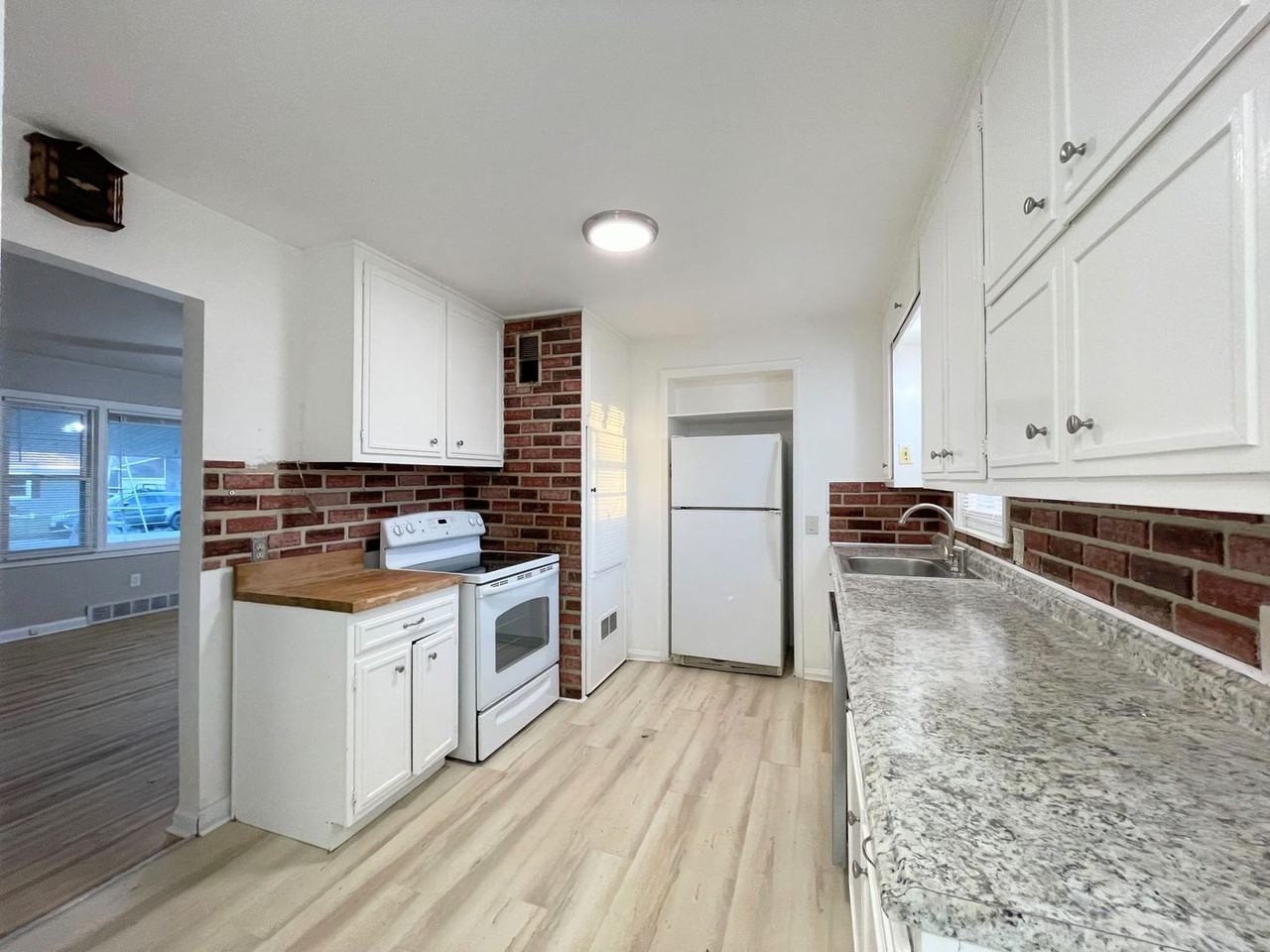 1019 College Ln - Photo 4 of 16