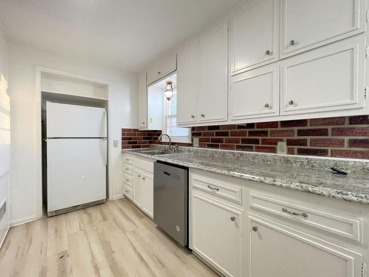 1019 College Ln - Photo 5 of 16