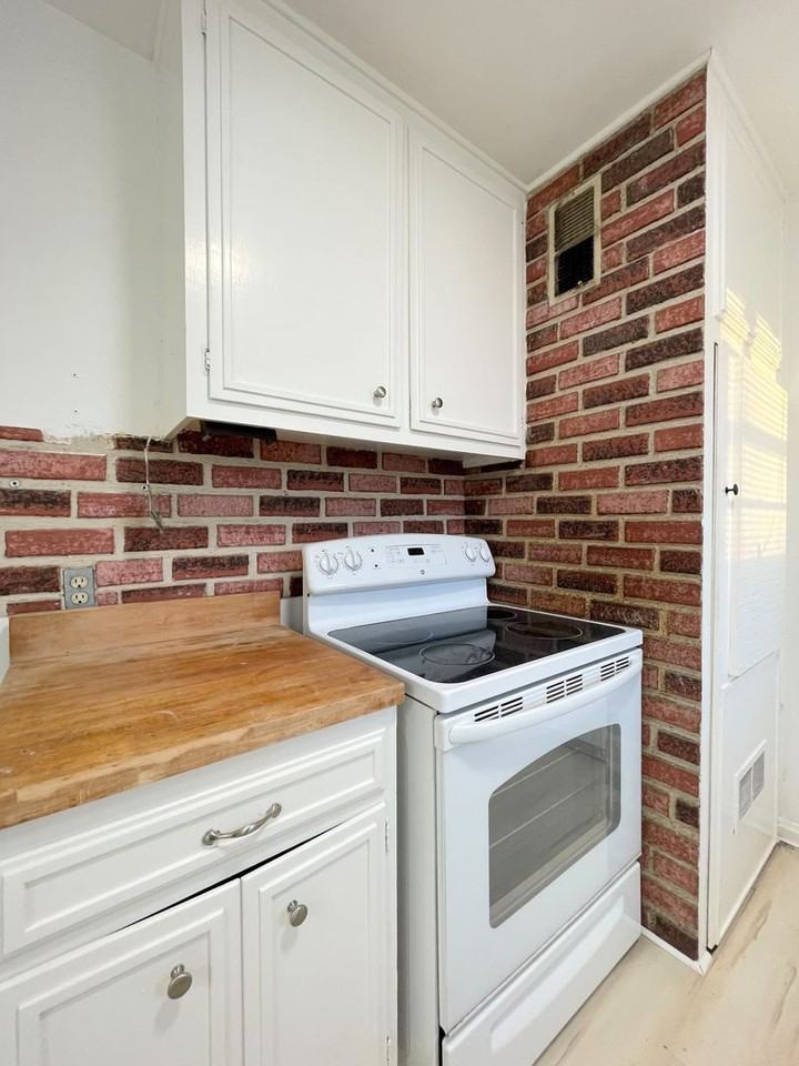 1019 College Ln - Photo 6 of 16