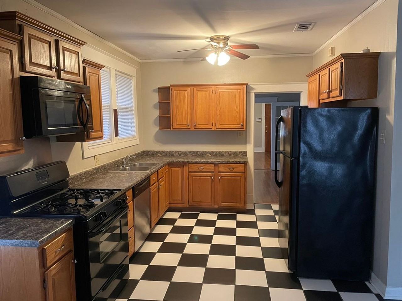 719 Maury St - Photo 3 of 9