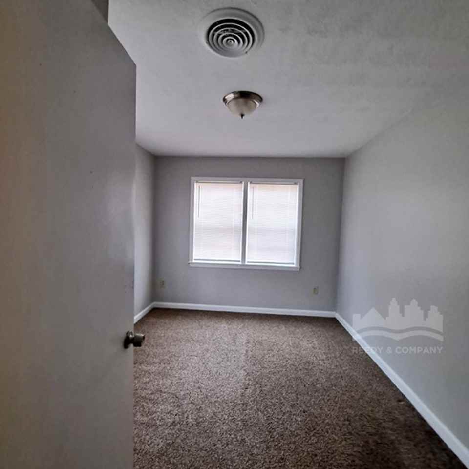 3743 Lakehurst Dr - Photo 4 of 14