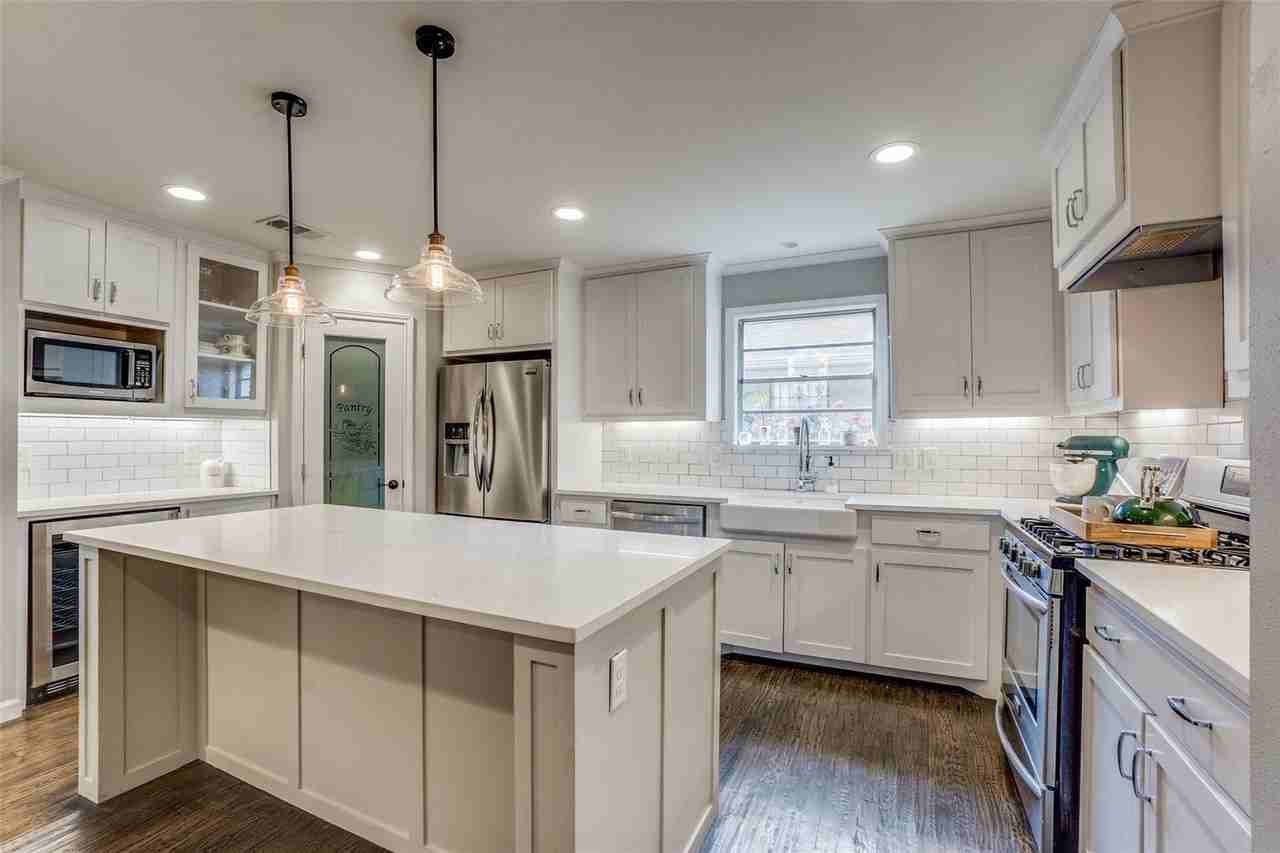 6711 Kingsbury Dr - Photo 2 of 21