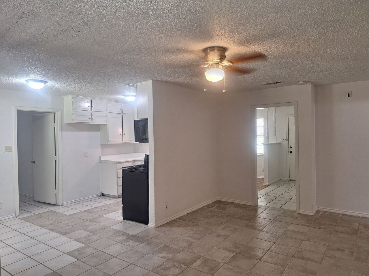 6005 Barry Dr - Photo 7 of 33