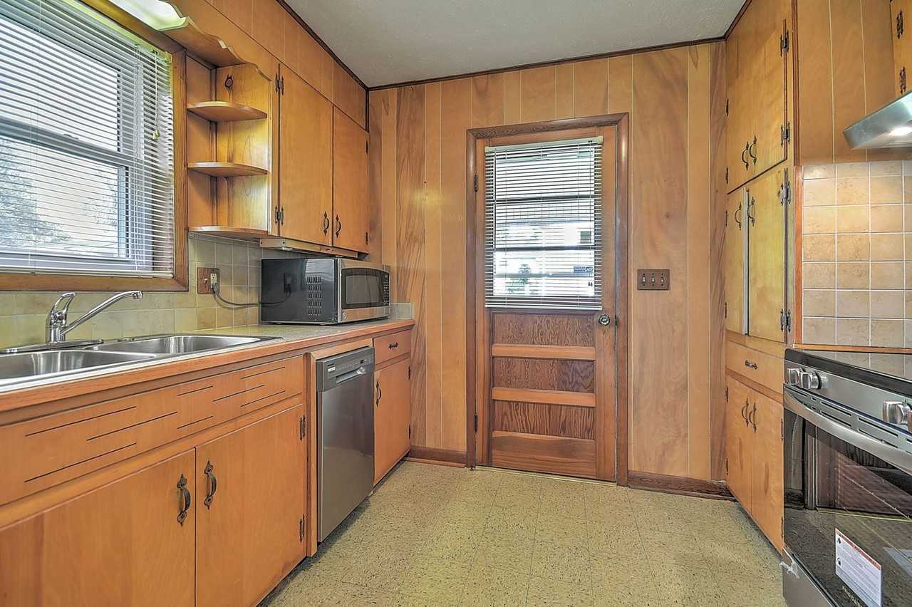 208 Hogan Ave - Photo 3 of 31