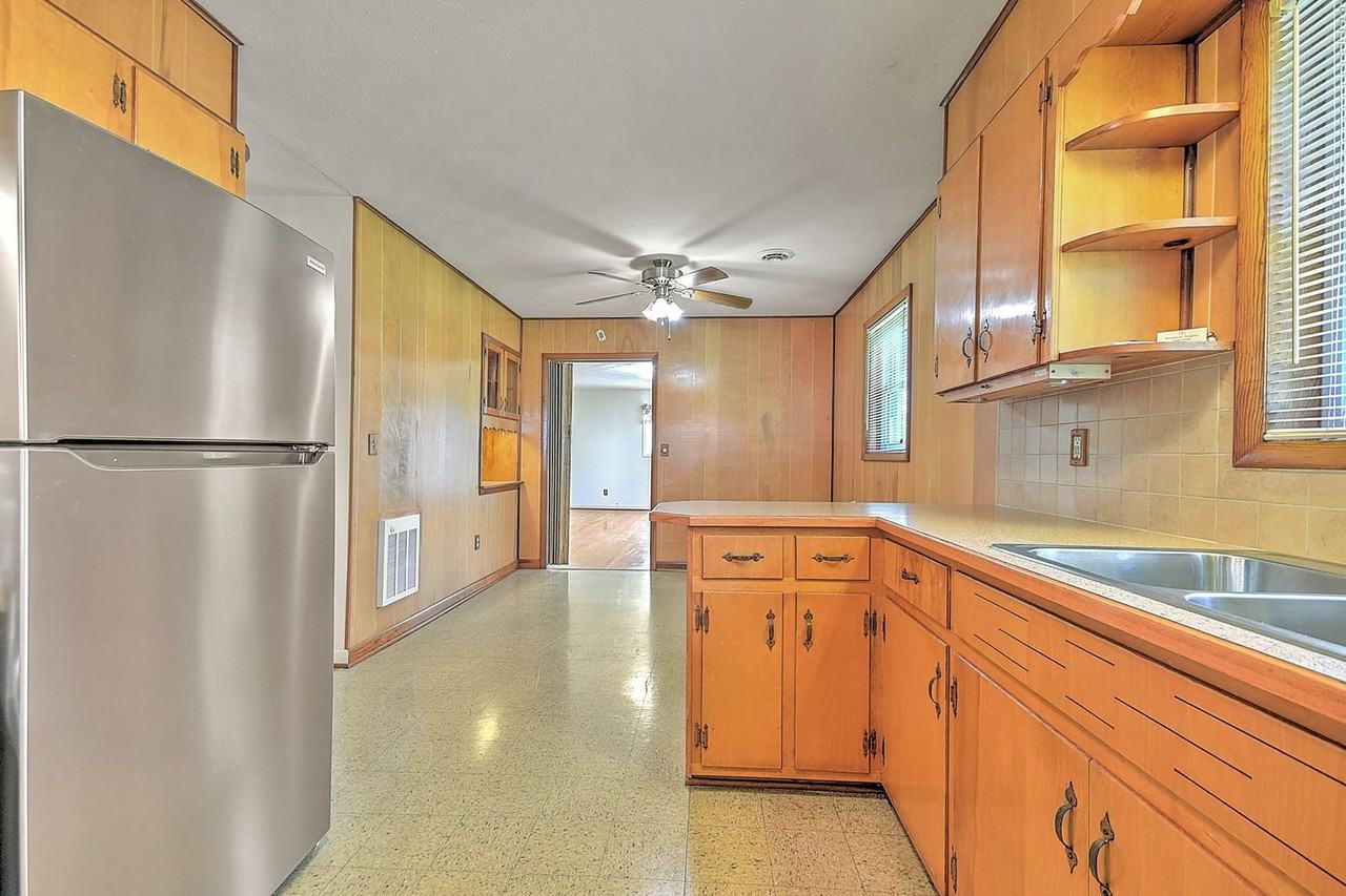 208 Hogan Ave - Photo 4 of 31