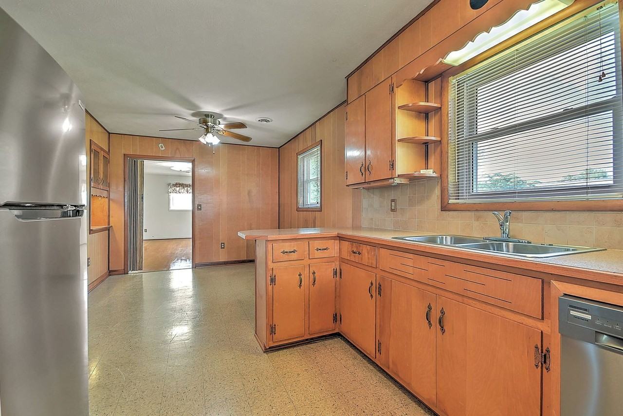208 Hogan Ave - Photo 5 of 31