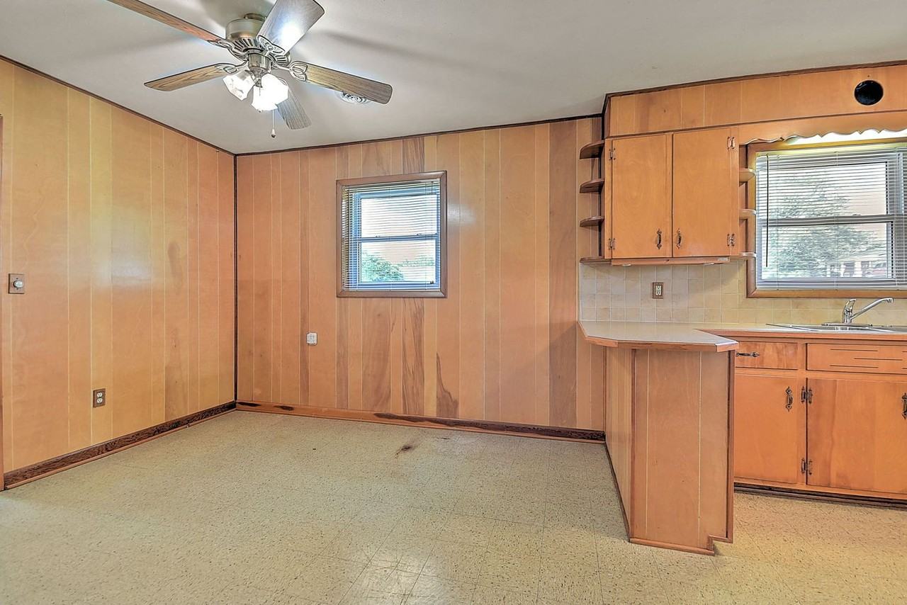 208 Hogan Ave - Photo 7 of 31