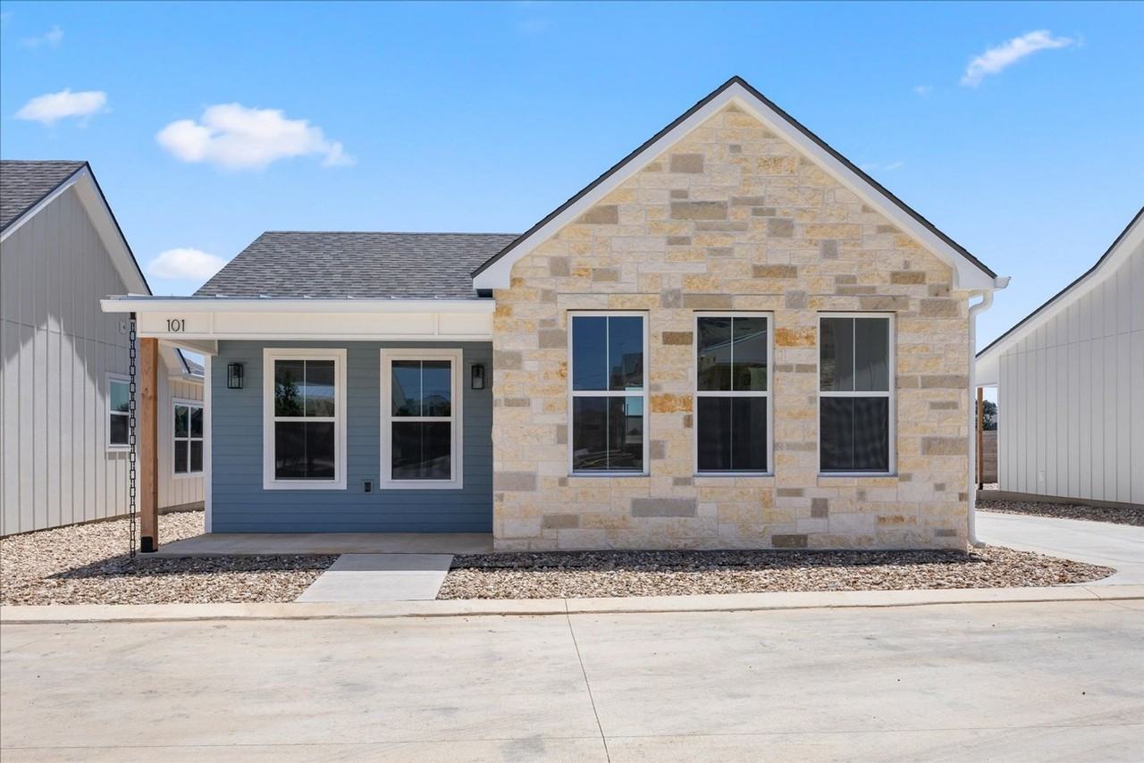 802 S Creek St - Photo 2 of 33