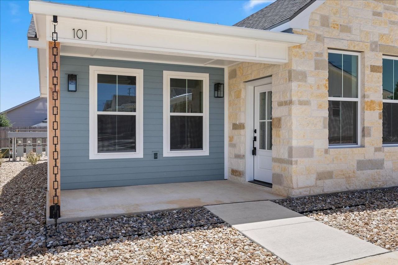 802 S Creek St - Photo 3 of 33