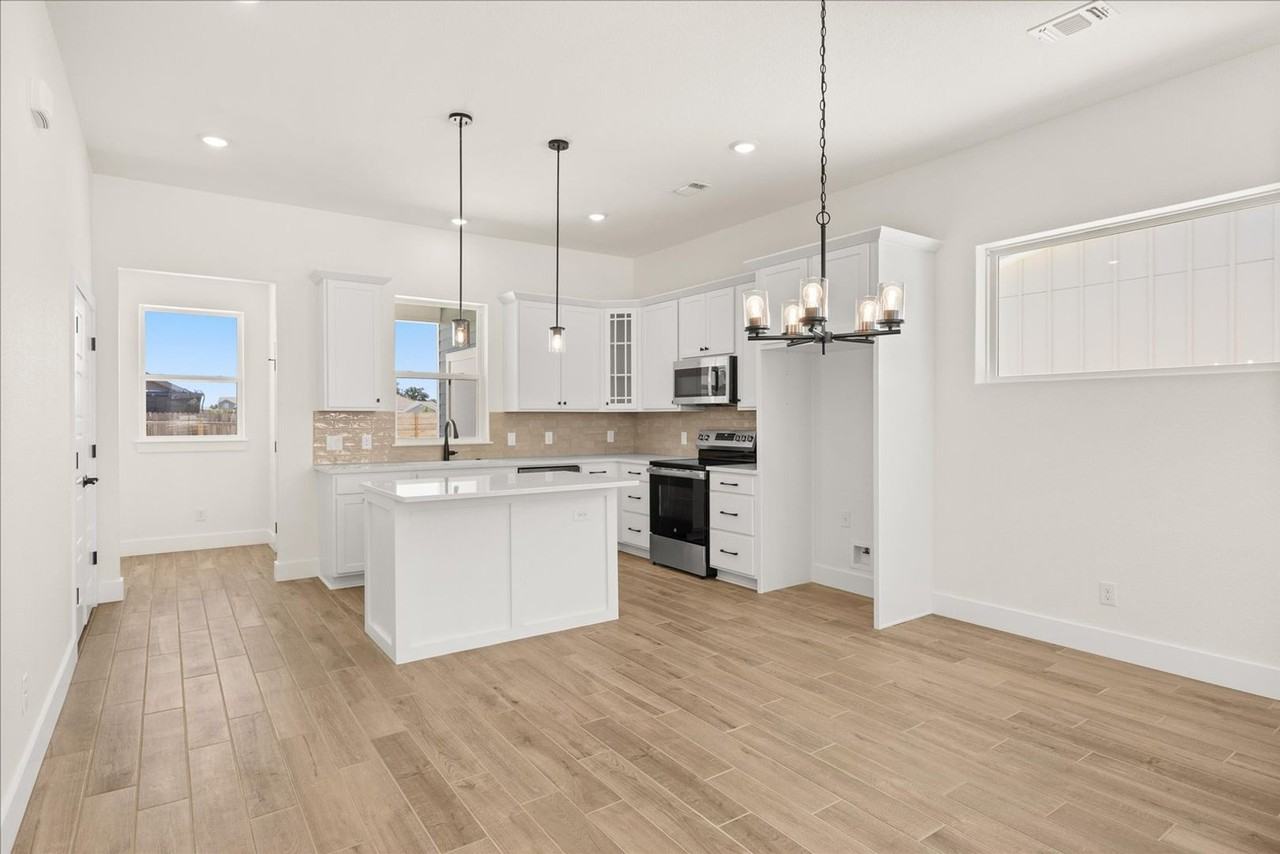 802 S Creek St - Photo 5 of 33