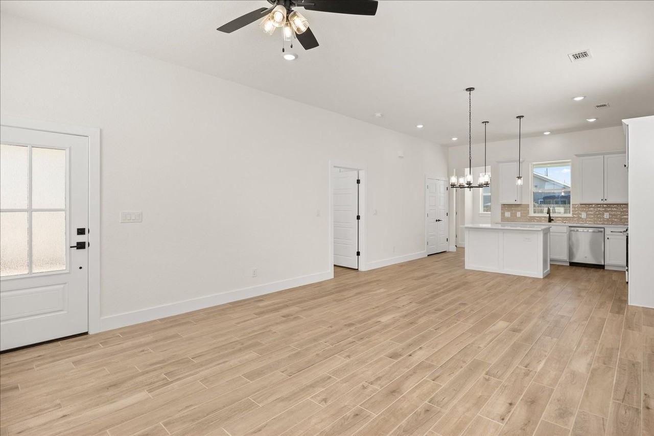802 S Creek St - Photo 6 of 33