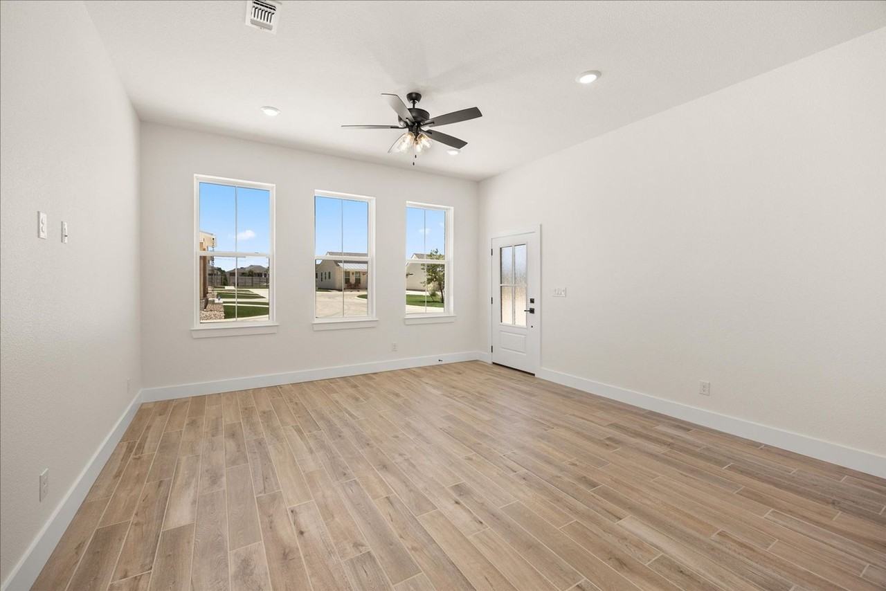 802 S Creek St - Photo 7 of 33