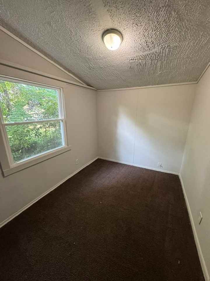 1115 Grant Ave - Photo 6 of 8