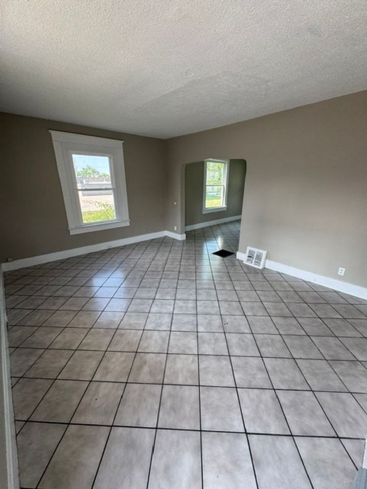 2816 James St - Photo 2 of 8