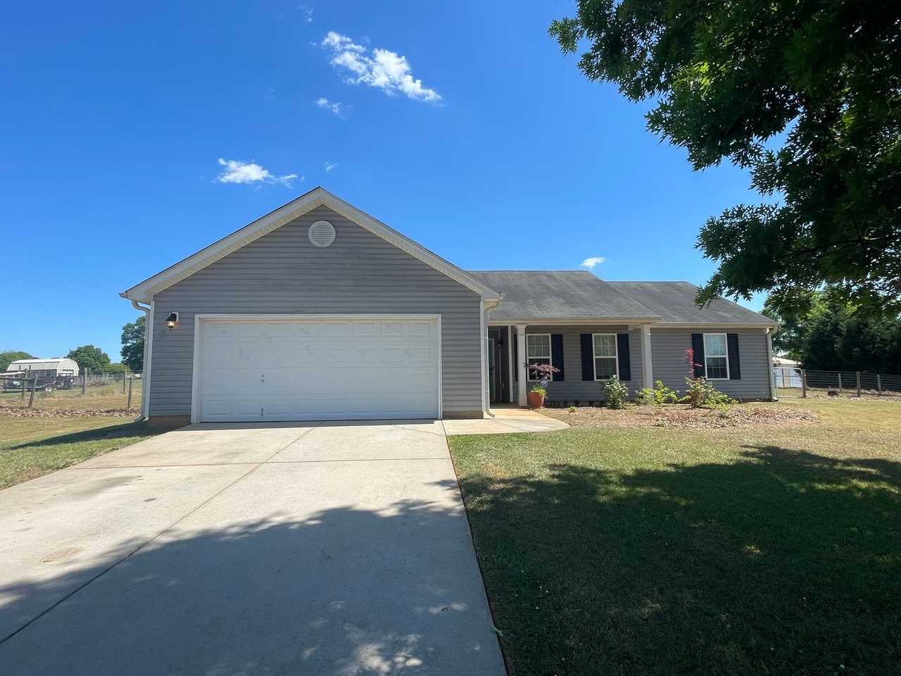 220 Jeremy Dr - Photo 3 of 41