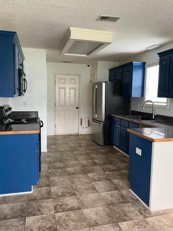 220 Jeremy Dr - Photo 5 of 41