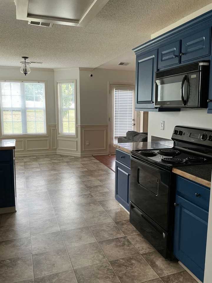 220 Jeremy Dr - Photo 6 of 41