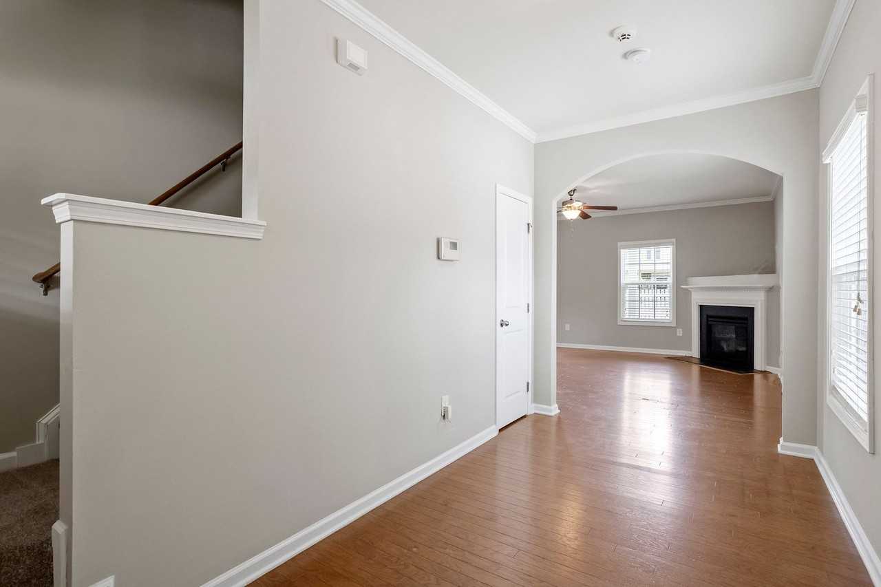223 Station Dr - Photo 4 of 39