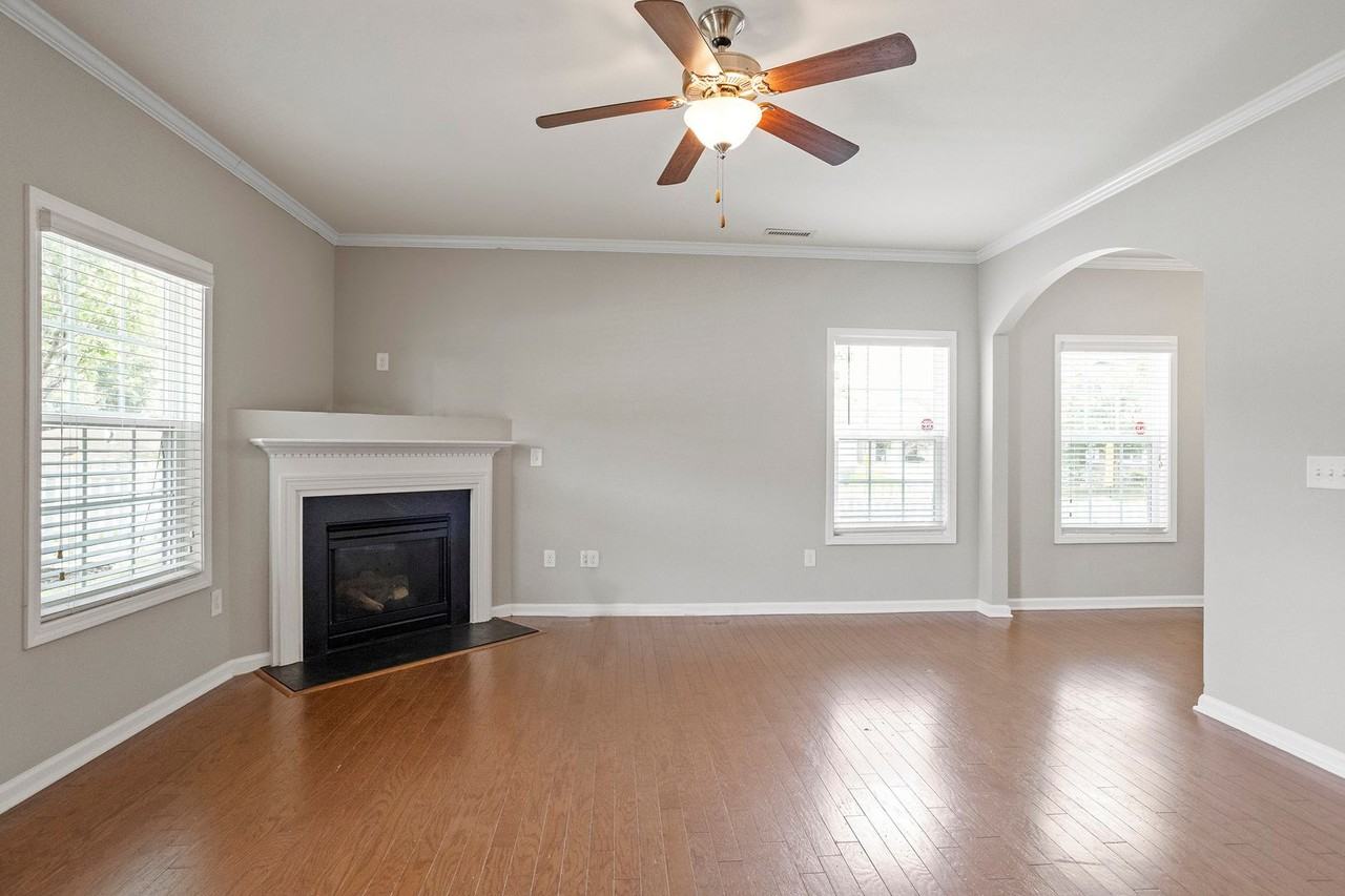 223 Station Dr - Photo 7 of 39