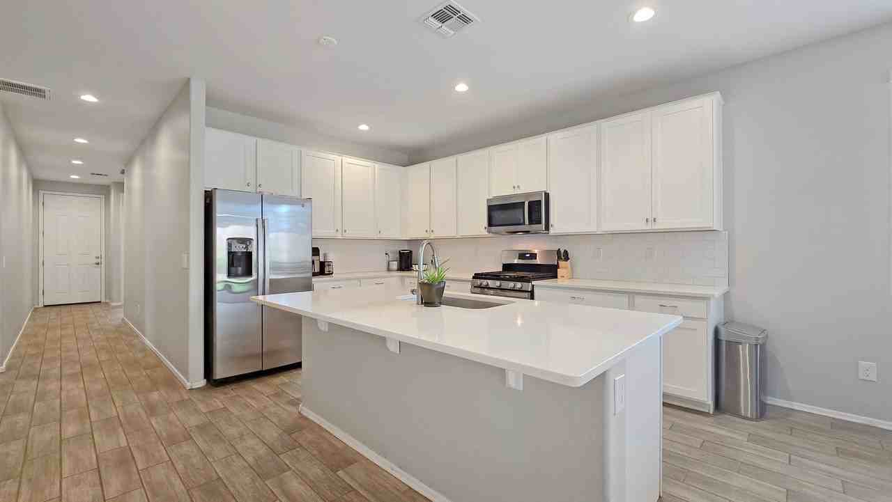 18572 W Cottontail Ln - Photo 3 of 29