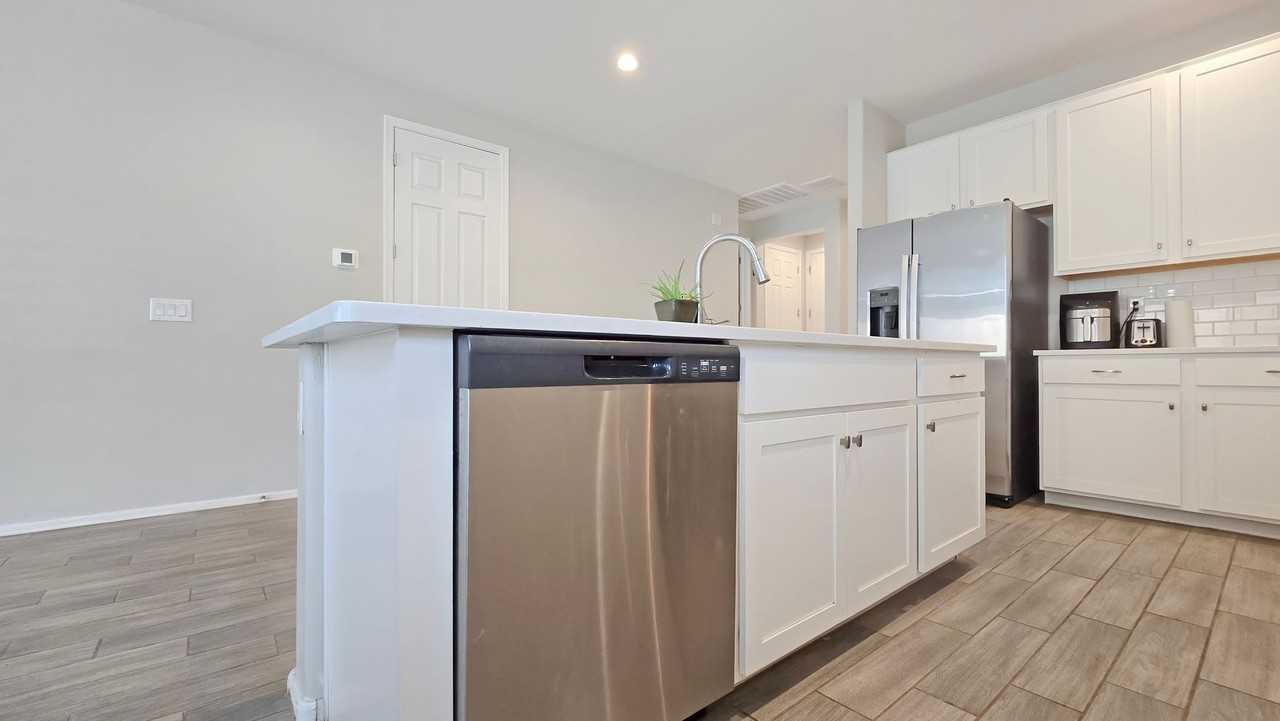 18572 W Cottontail Ln - Photo 5 of 29