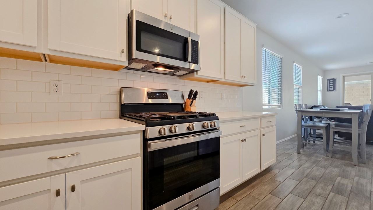 18572 W Cottontail Ln - Photo 7 of 29