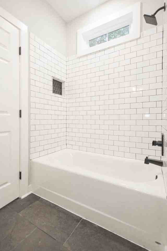 824 W Broad St - Photo 5 of 25