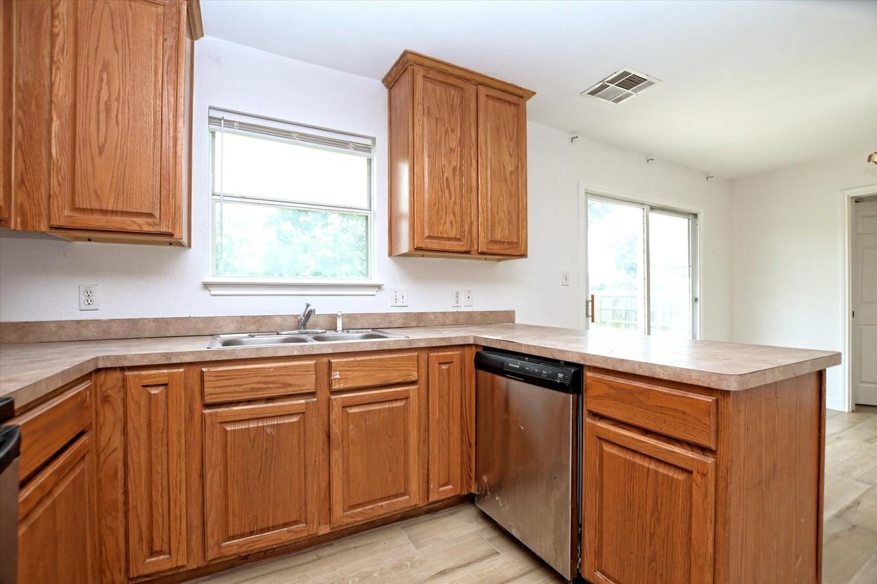 716 Honeysuckle Dr - Photo 5 of 10