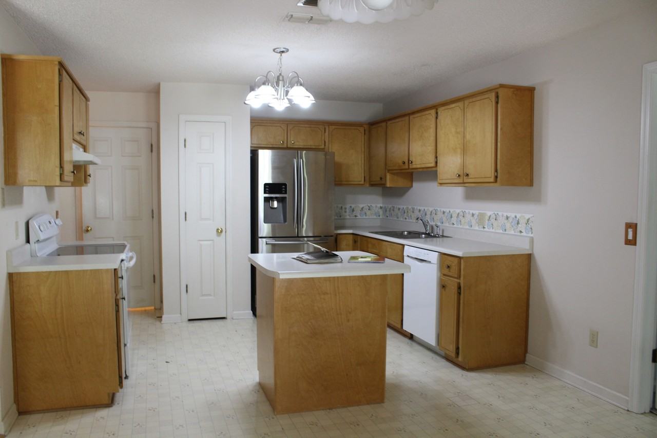 546 Oak Creek Rd - Photo 2 of 11