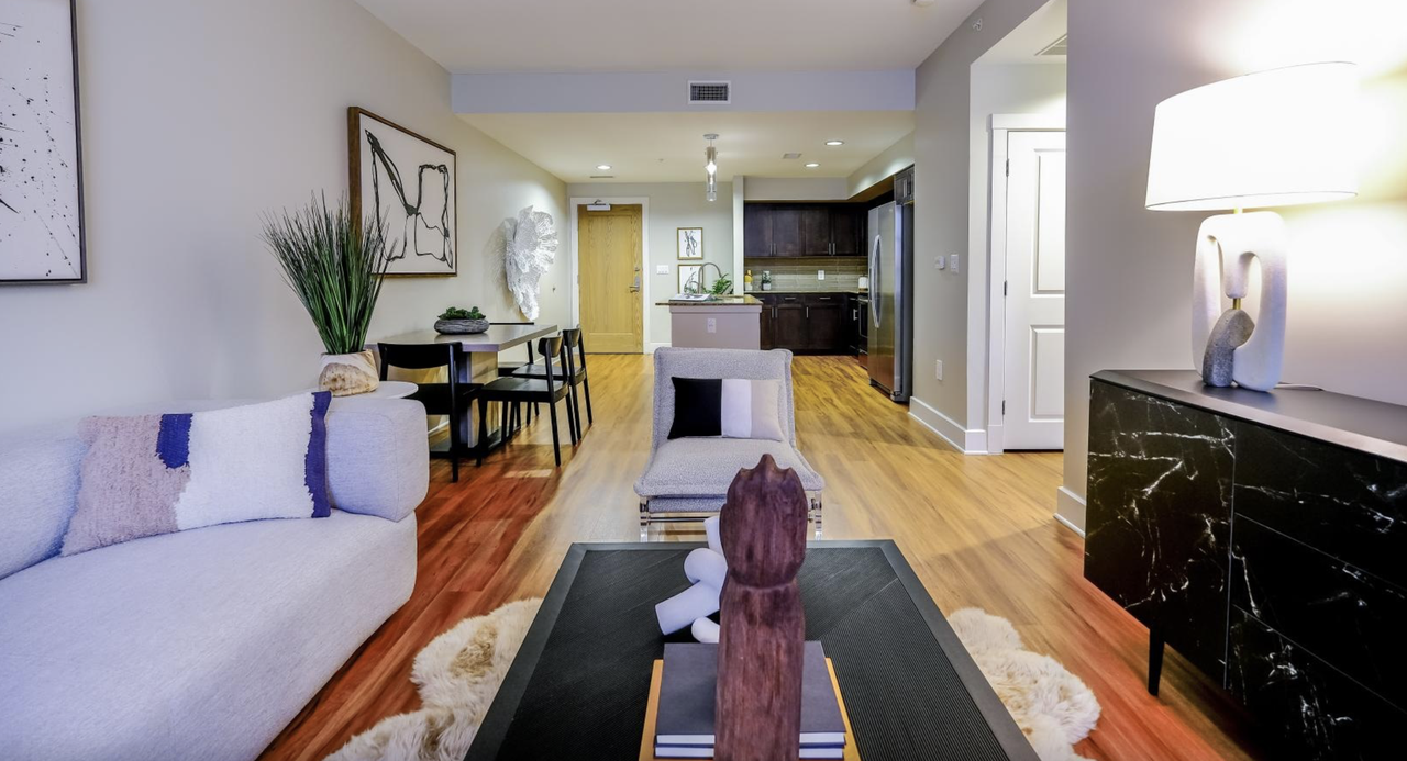 1405 East Riverside Drive - Photo 2 of 17
