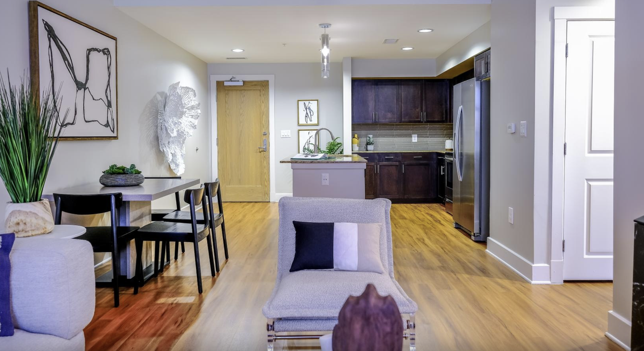 1405 East Riverside Drive - Photo 3 of 17