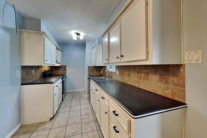 1913 Briarwood Dr - Photo 5 of 19
