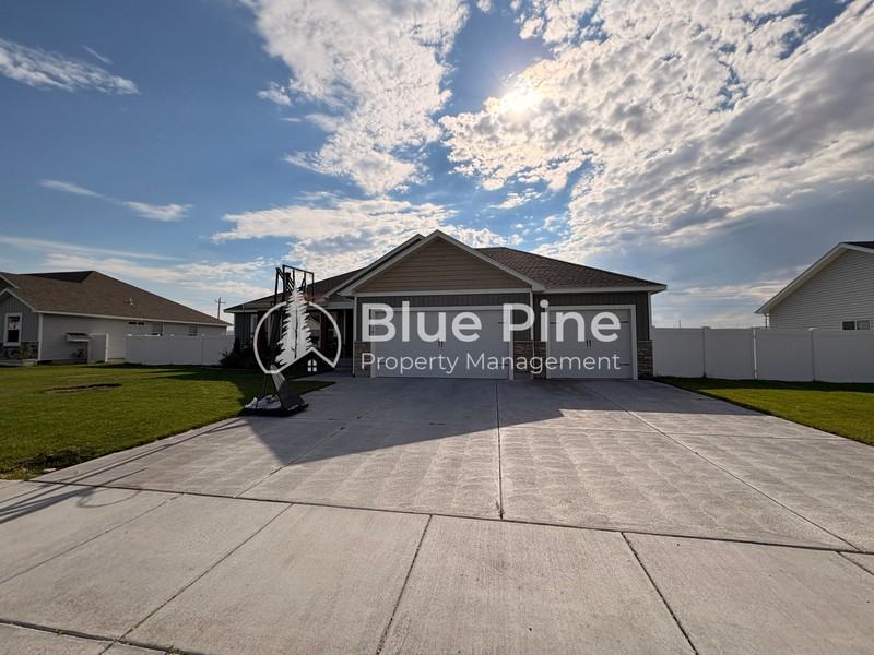 1890 Mesa Canyon Dr - Photo 2 of 33