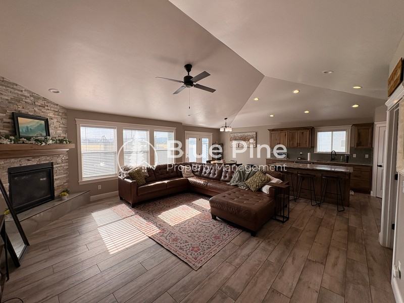 1890 Mesa Canyon Dr - Photo 4 of 33