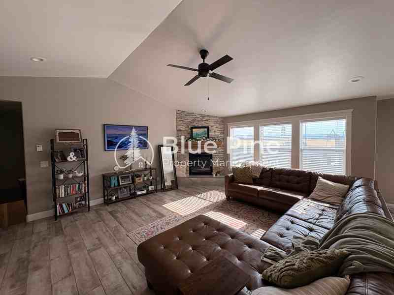 1890 Mesa Canyon Dr - Photo 5 of 33