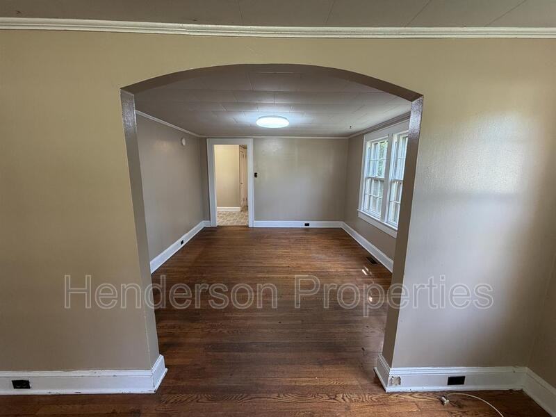 638 Salisbury Rd - Photo 4 of 19