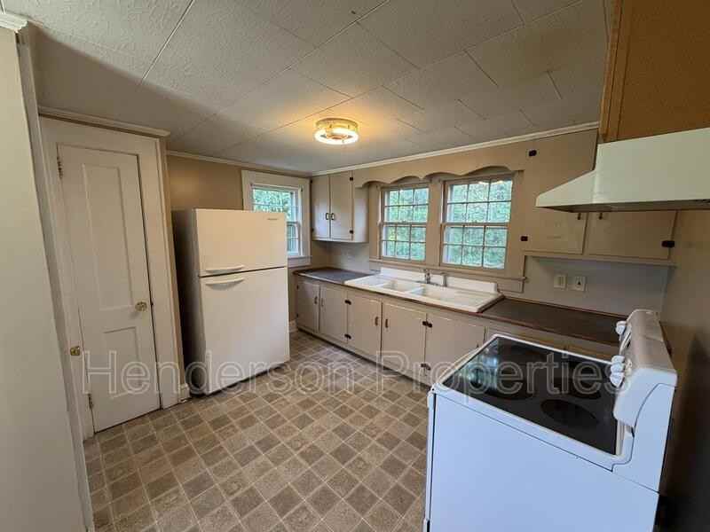 638 Salisbury Rd - Photo 6 of 19